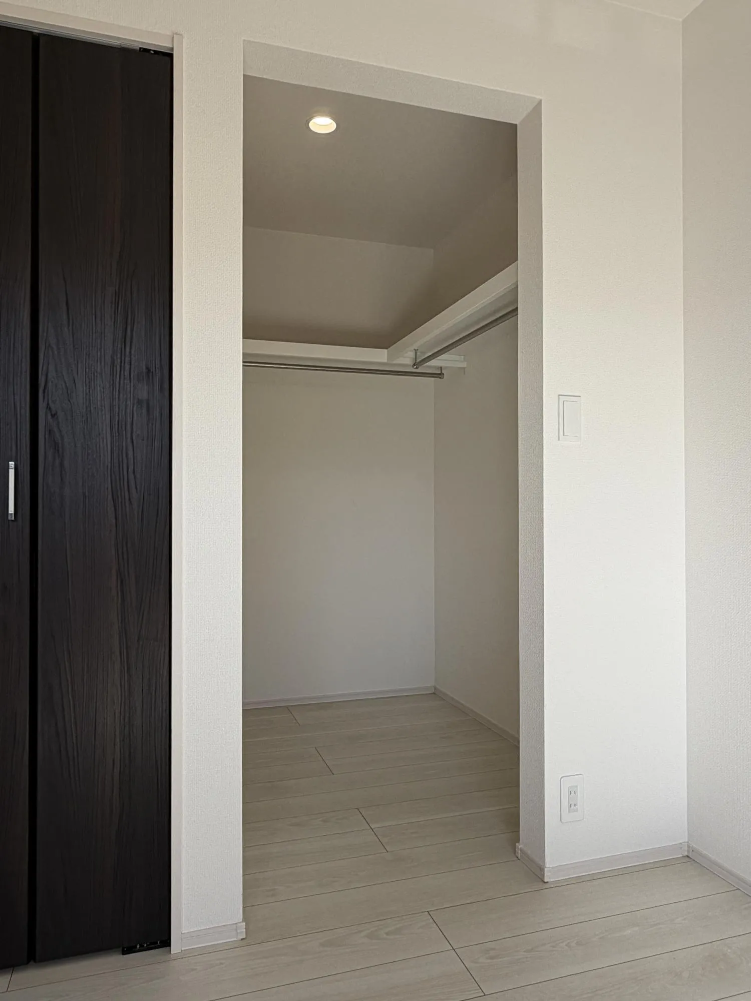 【7.0帖洋室WIC】選ぶ・着る・しまう動作が自然につながり、忙しい朝や帰宅後の片づけをスムーズにしてくれる収納空間。