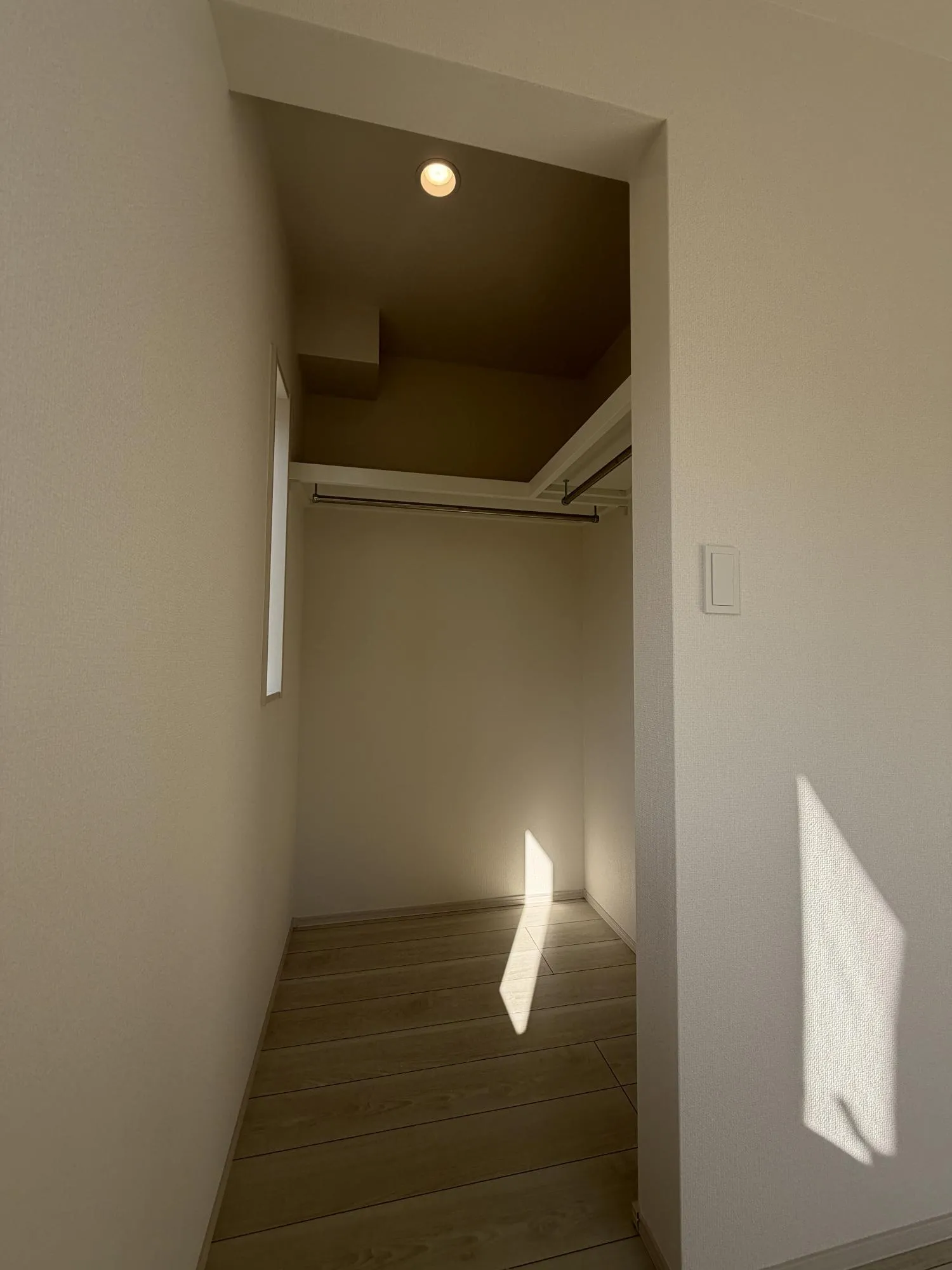 【6.125帖洋室WIC】選ぶ・着る・しまう動作が自然につながり、忙しい朝や帰宅後の片づけをスムーズにしてくれる収納空間。