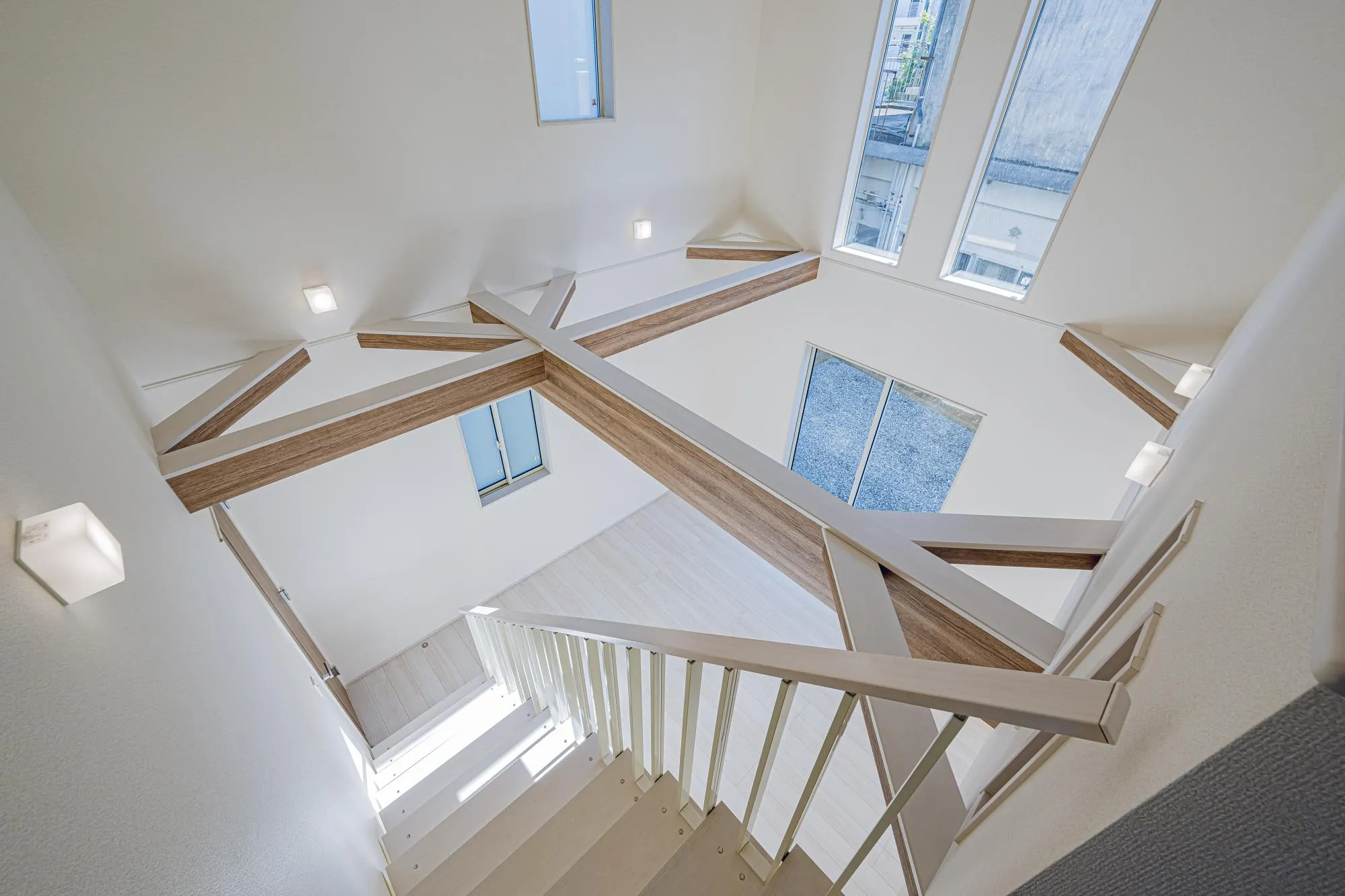 スケルトン階段からみる吹き抜けの化粧梁が美しい