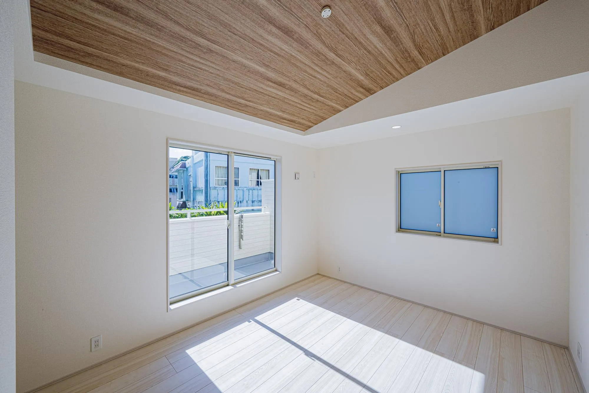 洋室:7.0帖　勾配天井