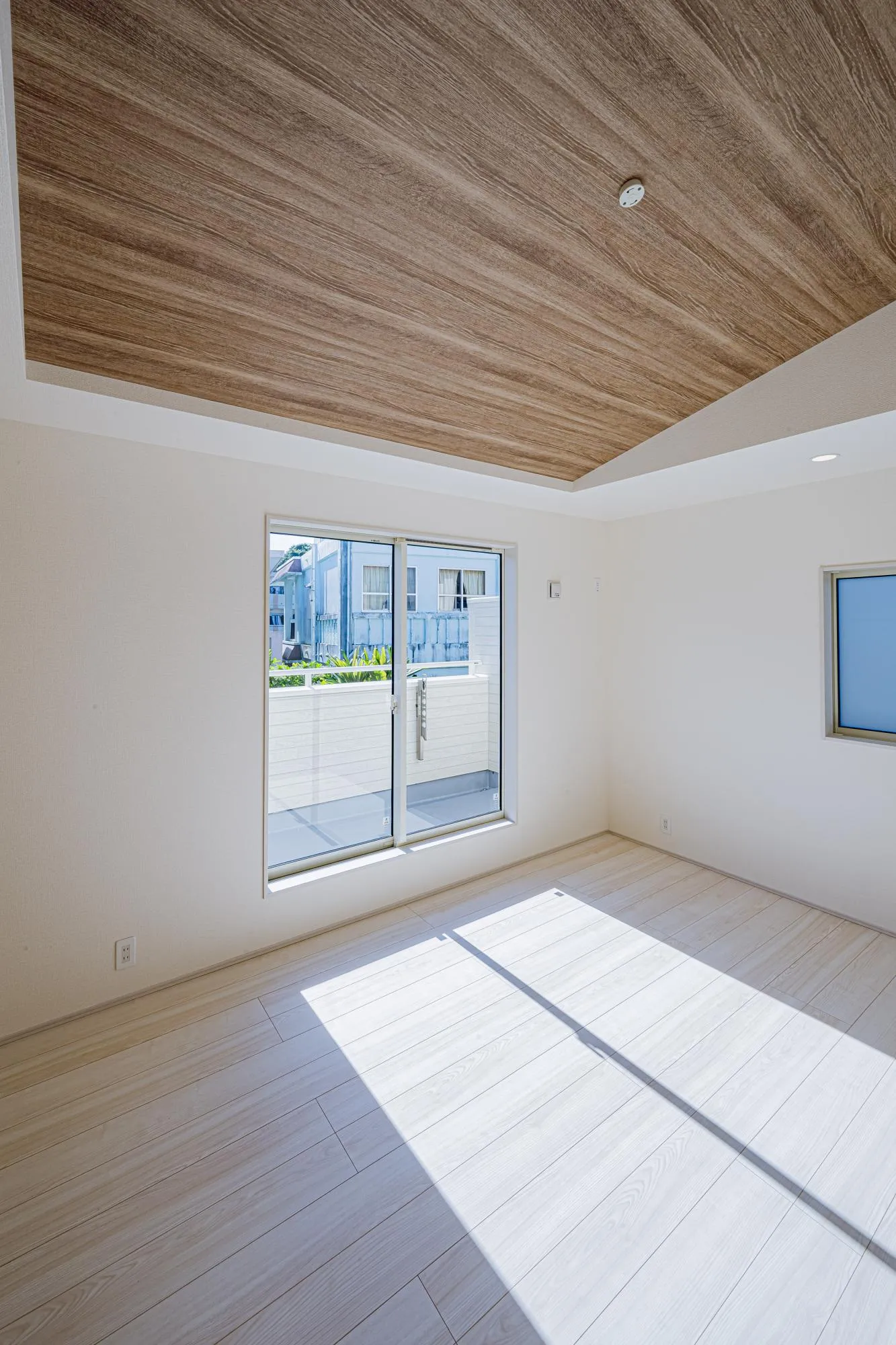 洋室:7.0帖　勾配天井