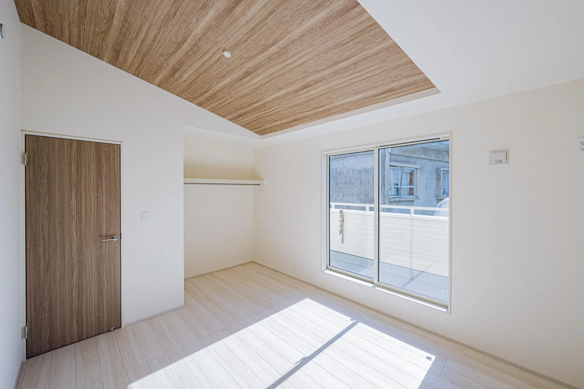 洋室:7.0帖　勾配天井