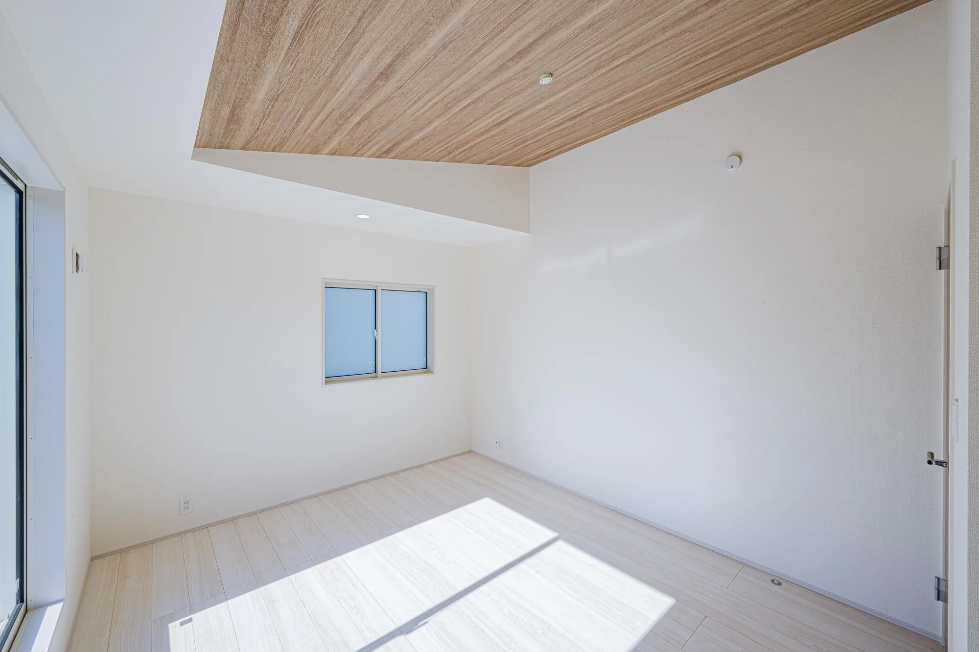 洋室:7.0帖　勾配天井