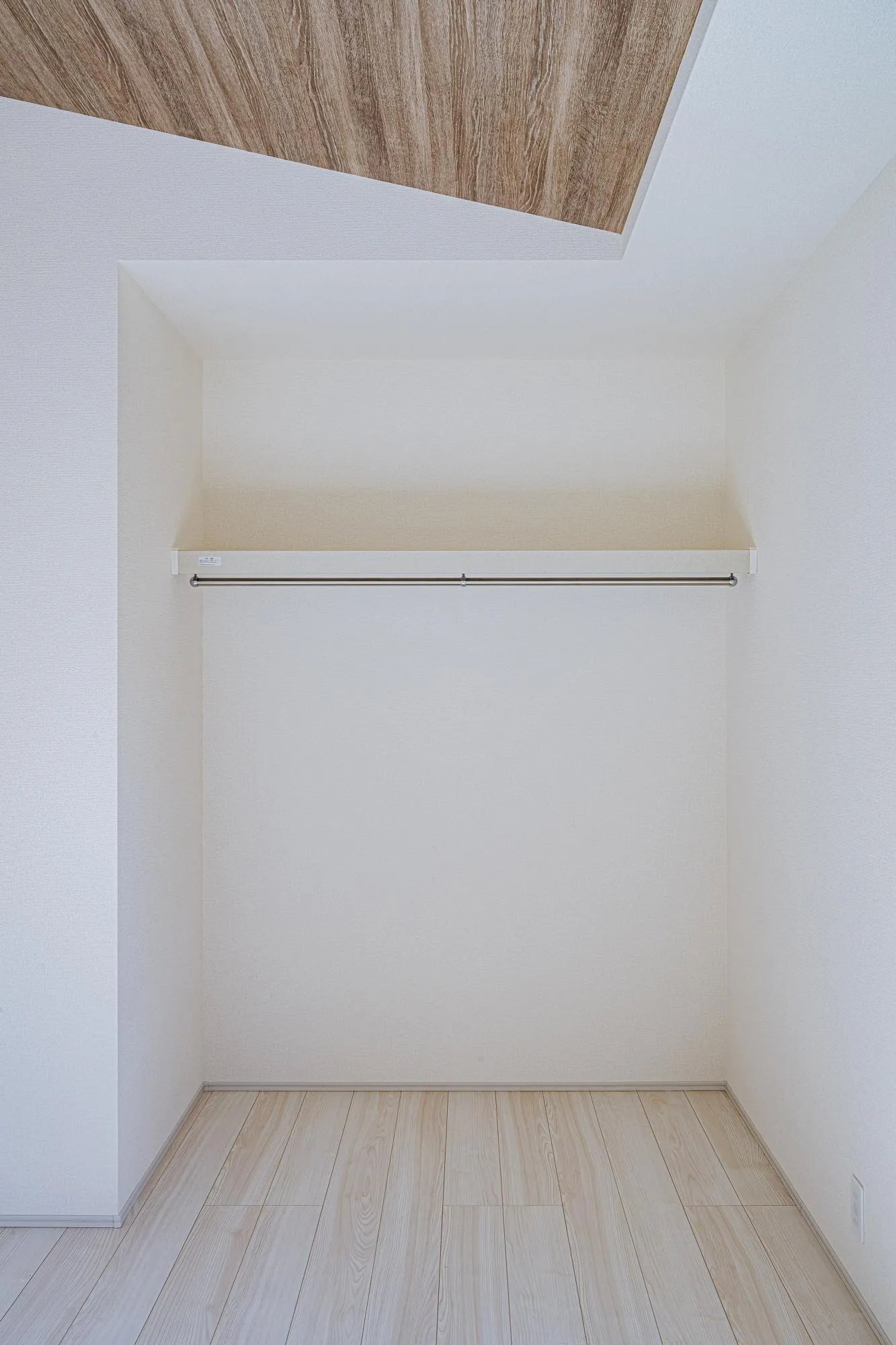 洋室:7.0帖　勾配天井　オープンタイプ収納