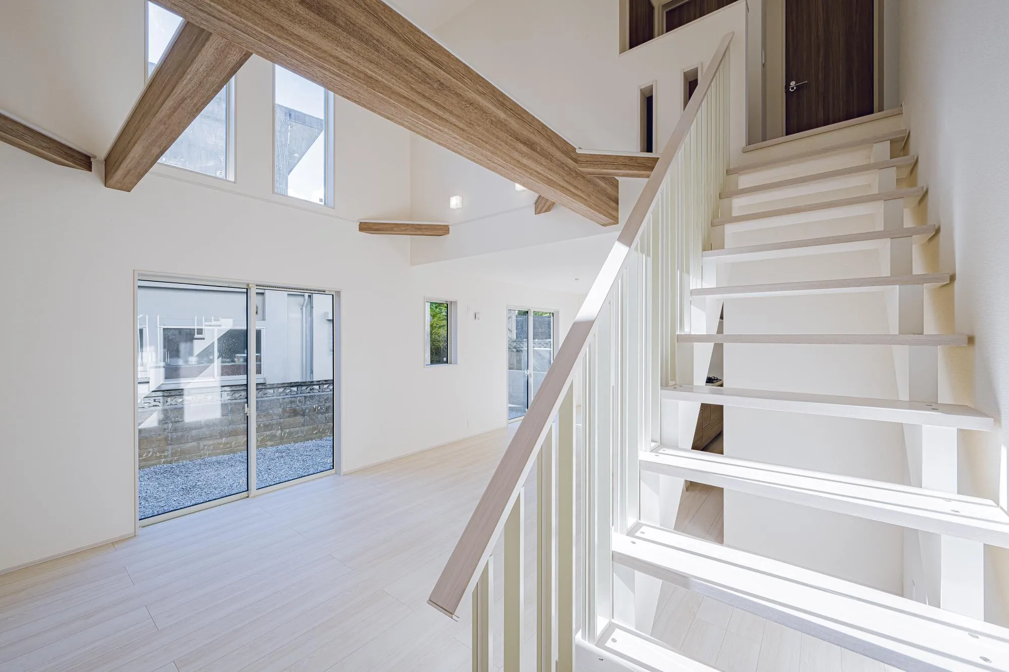 吹き向けの広がりと
あえて見せる化粧梁の迫力をどうぞ!!
