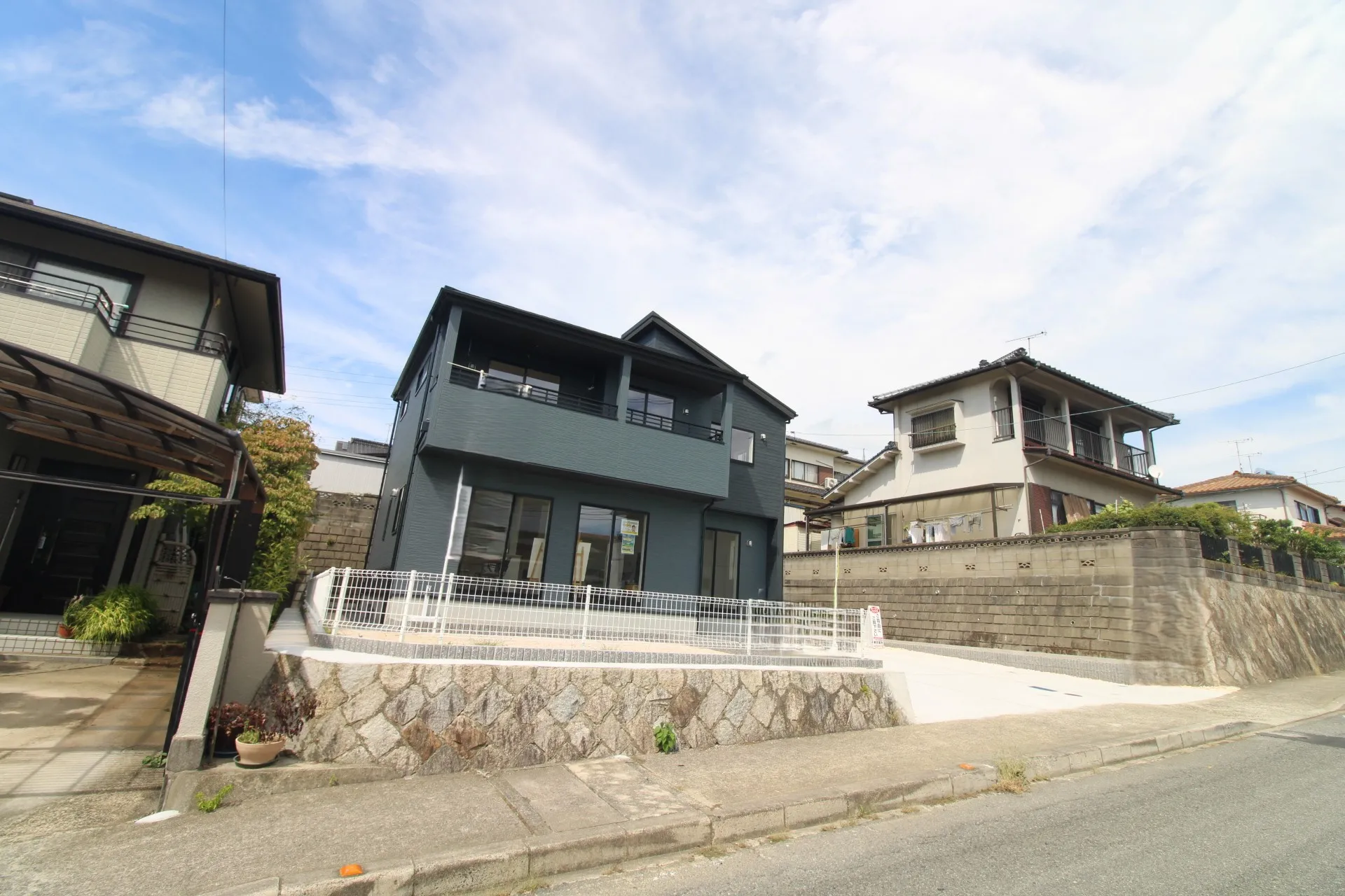 前面道路から見た外観