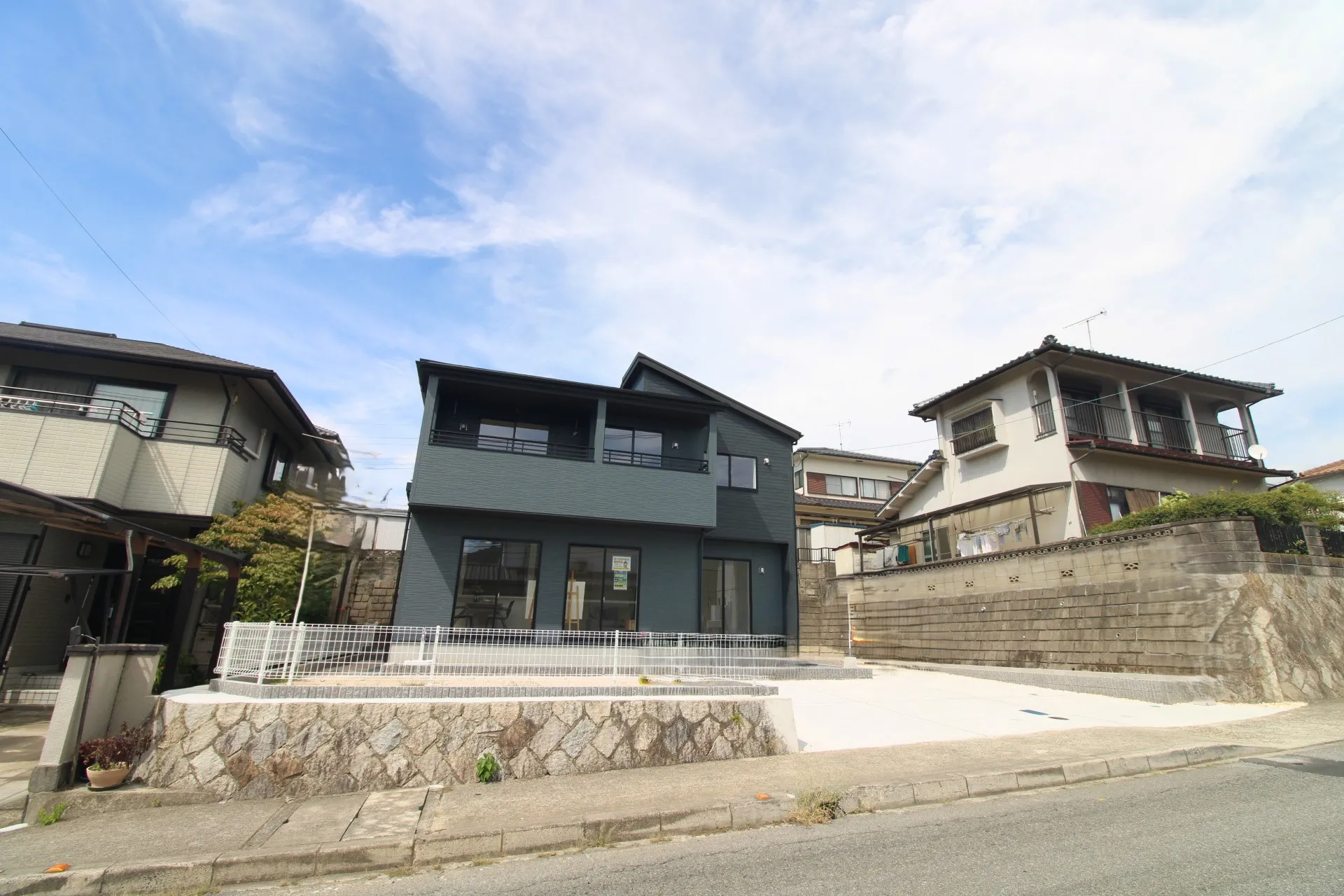 前面道路から見た外観