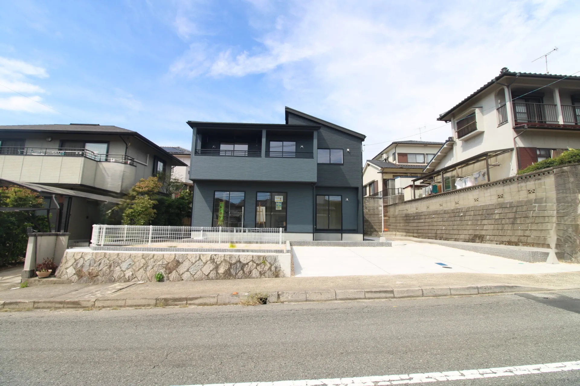 前面道路から見た外観