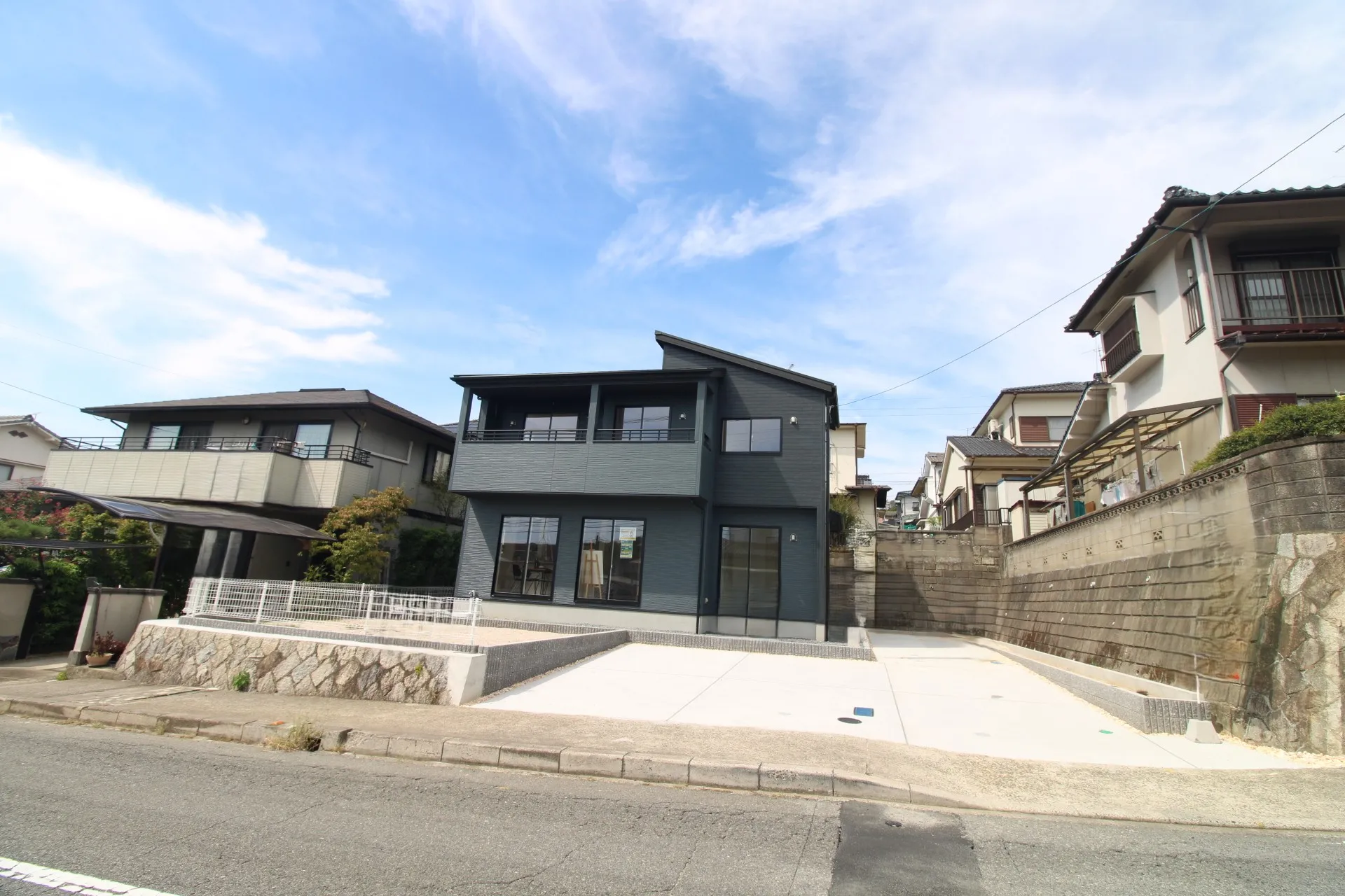 前面道路から見た外観