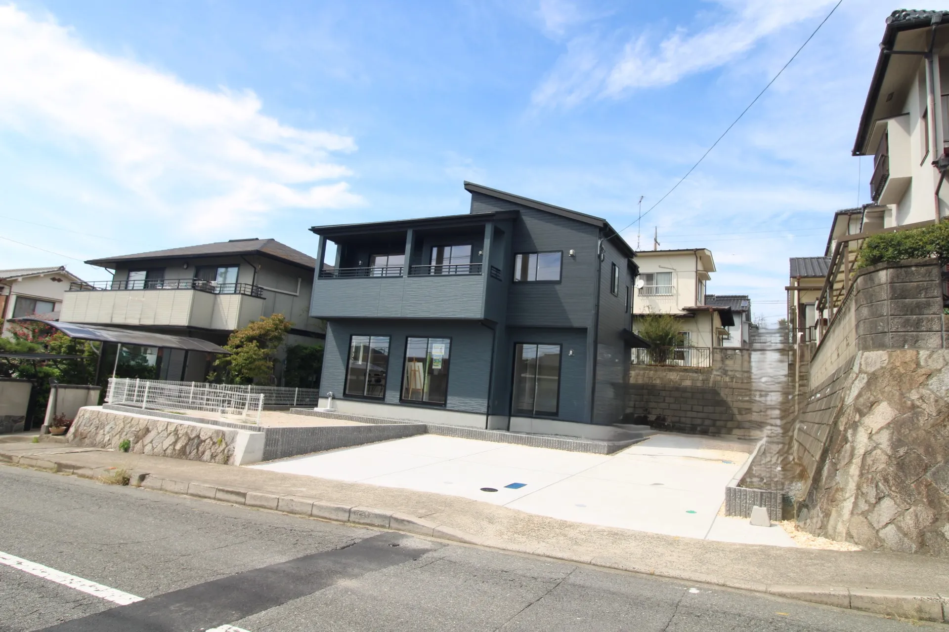 前面道路から見た外観