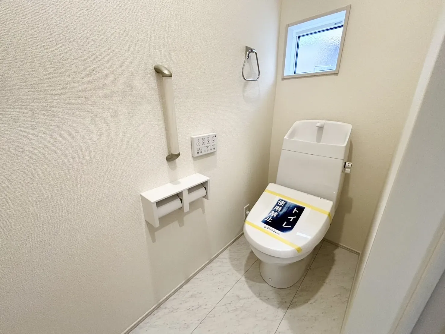 小窓があり光が入るトイレです!