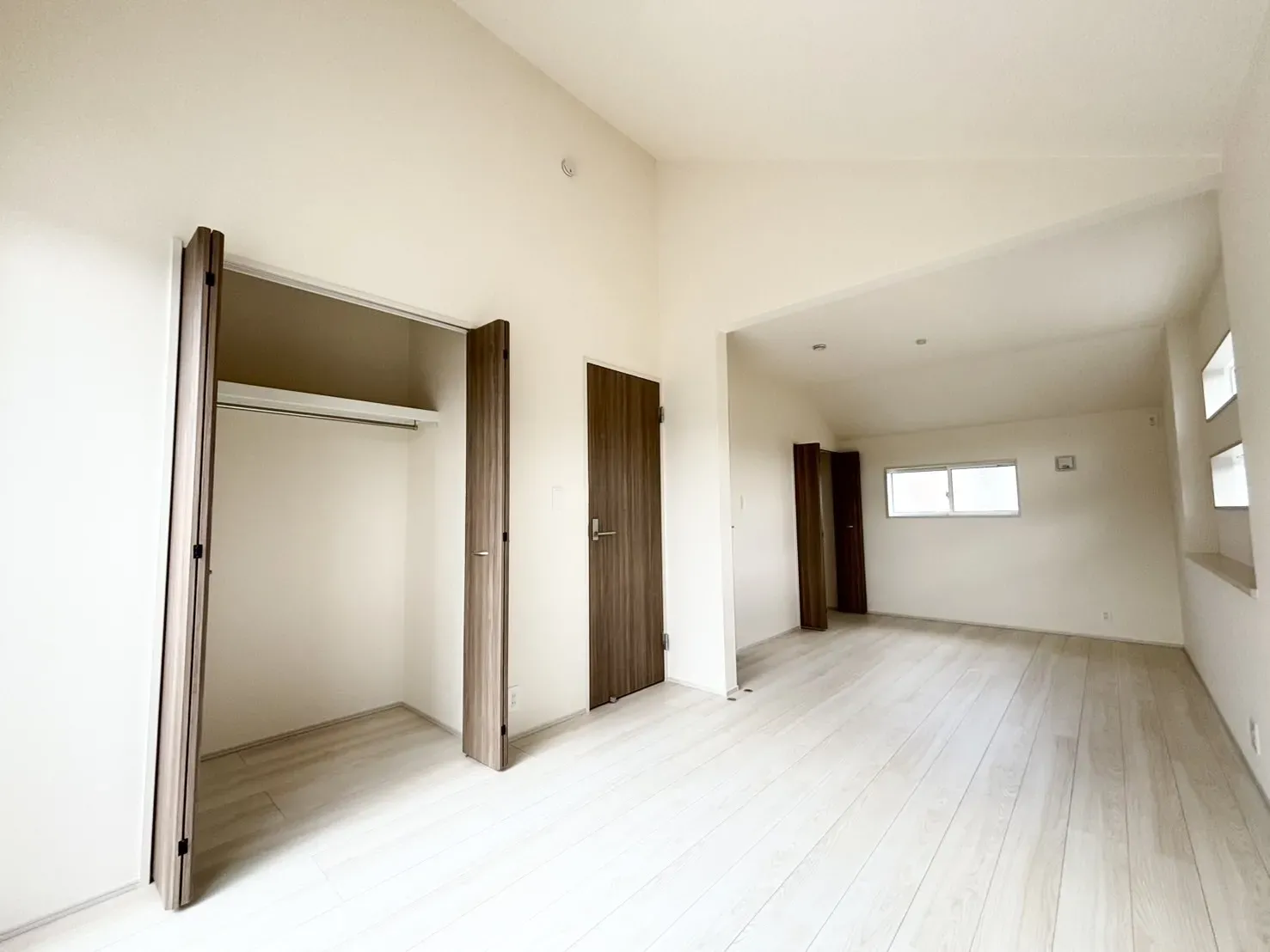 洋室10.67帖(5.25帖+5.42帖)