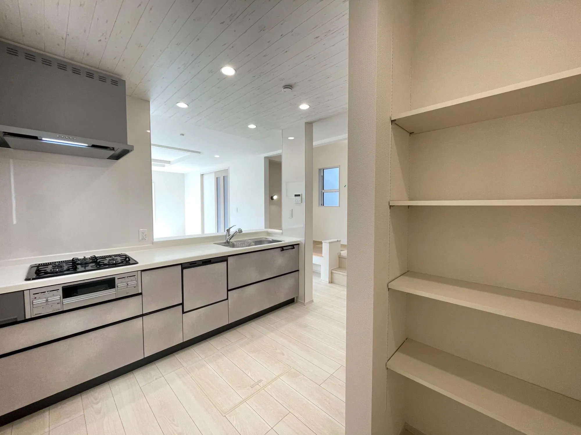 ②号棟 隠れ収納スペースもあるキッチン