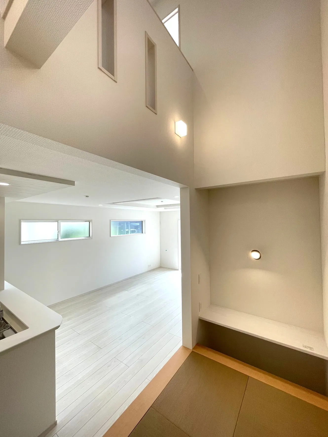 ②号棟 お子様の宿題やお昼寝スペースになる小上がりタタミ