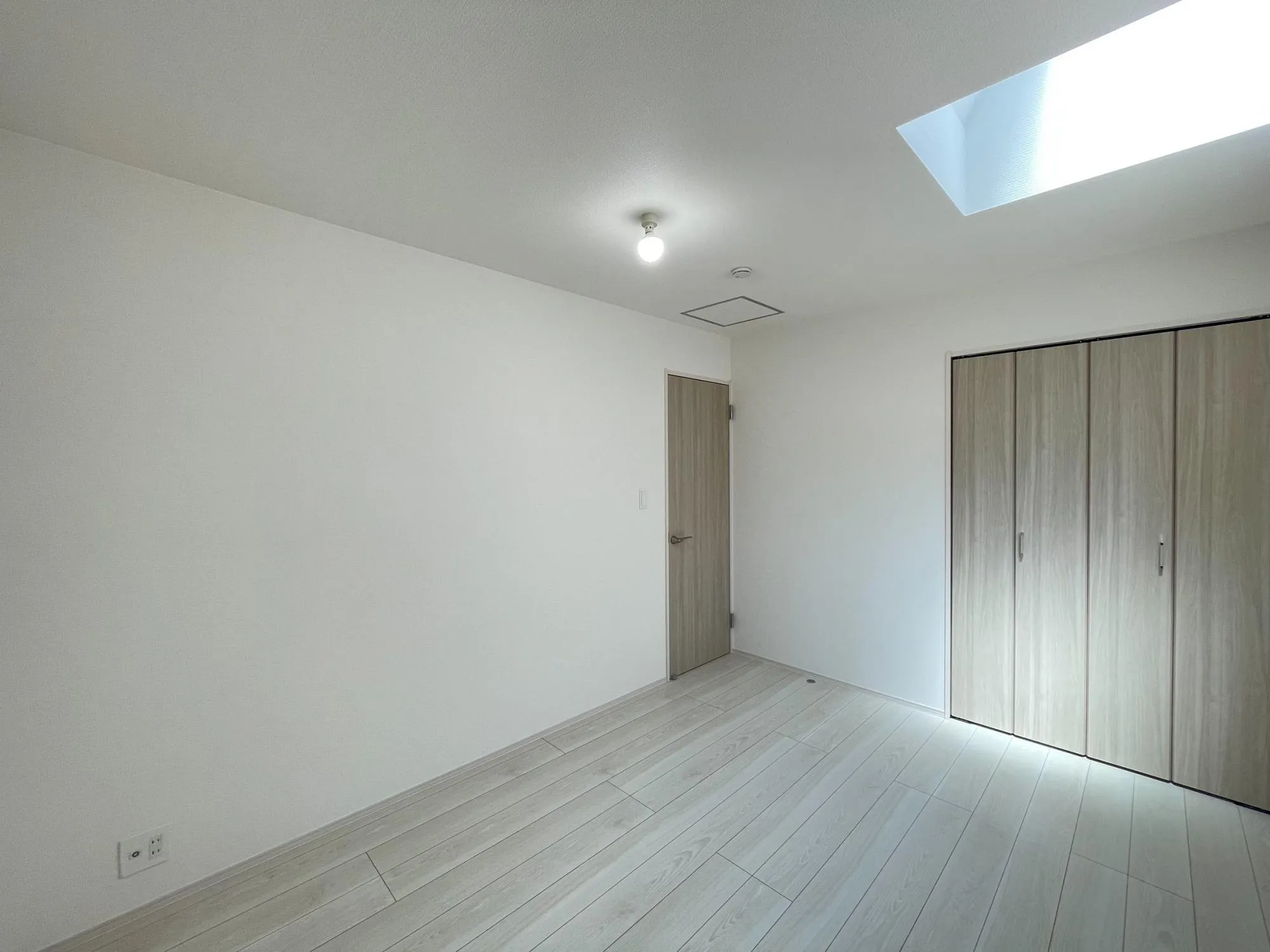 ②号棟 天窓が明るい洋室