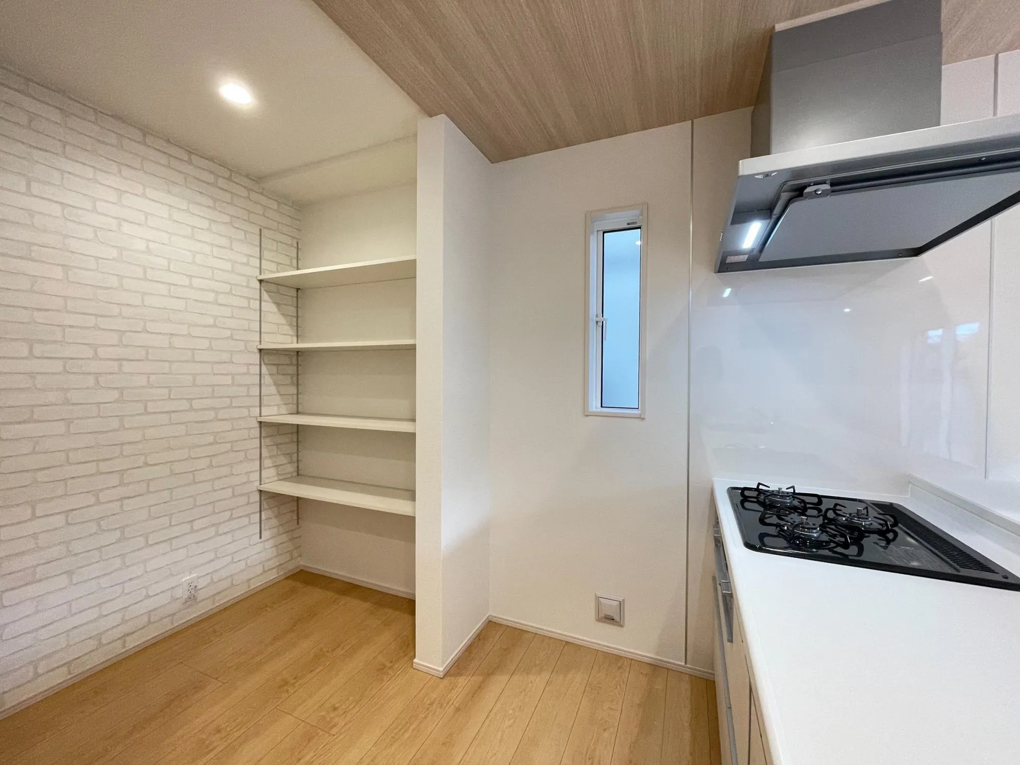 ②号棟　キッチン・パントリー