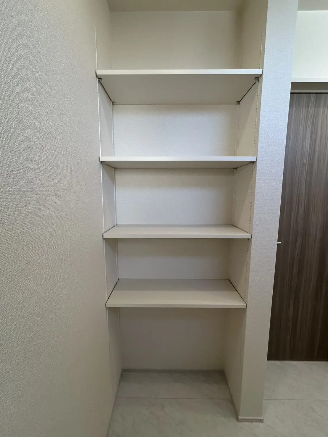 【洗面所収納】高さ調整が可能な収納棚!