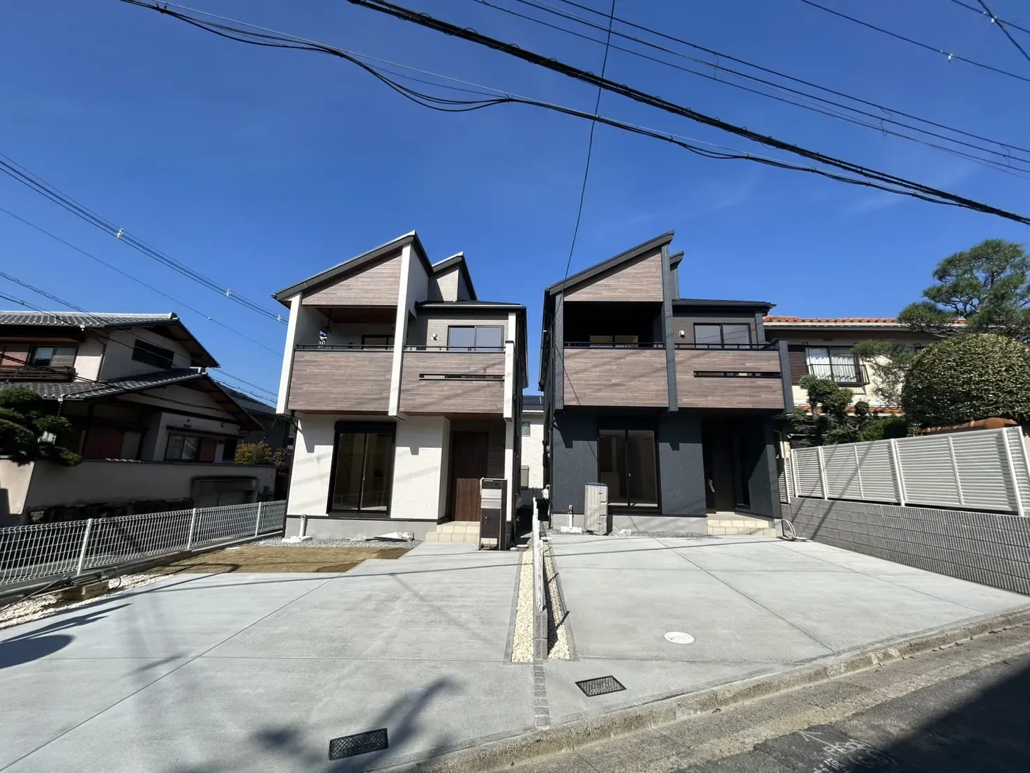 【現地外観】左①号棟、右②号棟
カースペース並列2台可能!