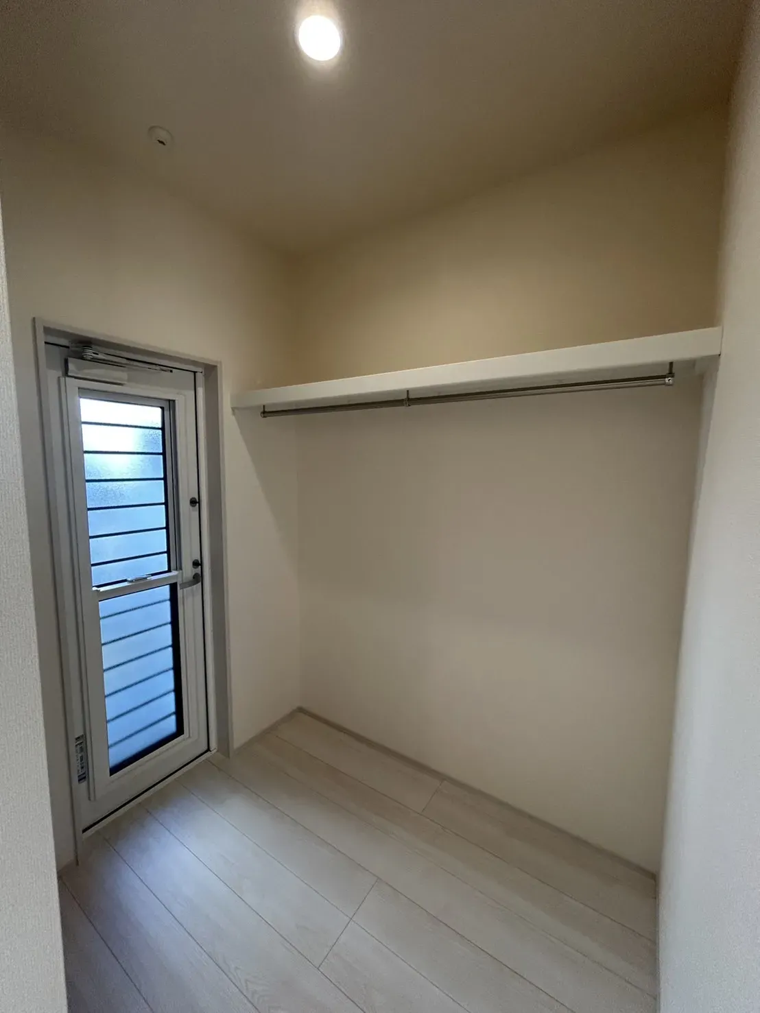 【パントリー】収納棚とハンガーパイプ付きで、たっぷり収納が行えます!
勝手口付きで風通しも良好!