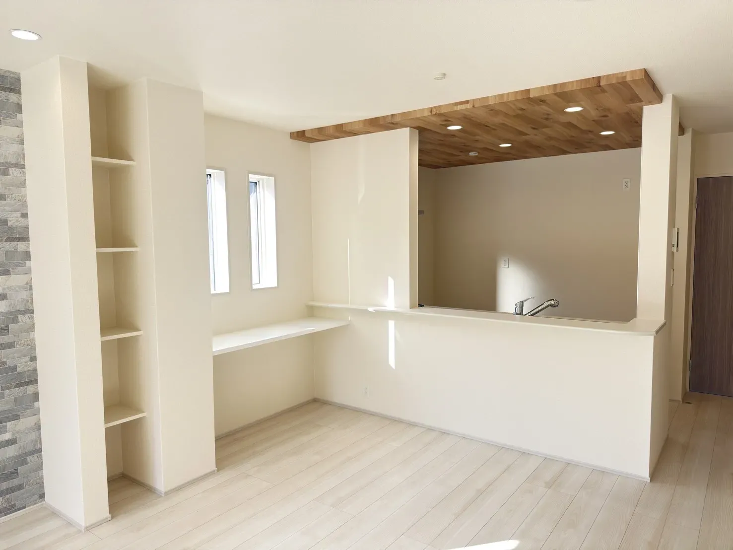 【リビングカウンター】飾り棚や作業スペースとして使えるカウンター付き!