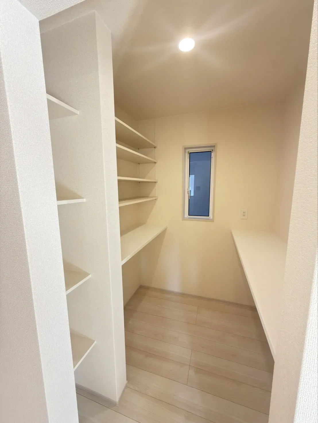 【パントリー】キッチン横のパントリーは、食料品の備蓄が行え家事動線がスムーズに!