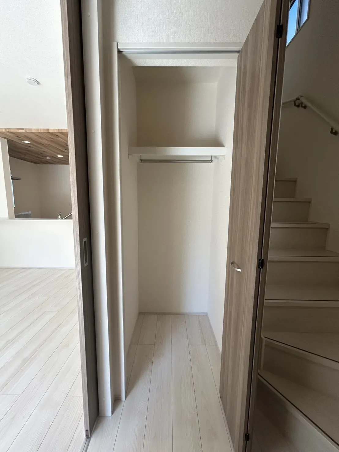 【玄関収納】ハンガーパイプ付きでアウターなどの収納に役立ちます!
