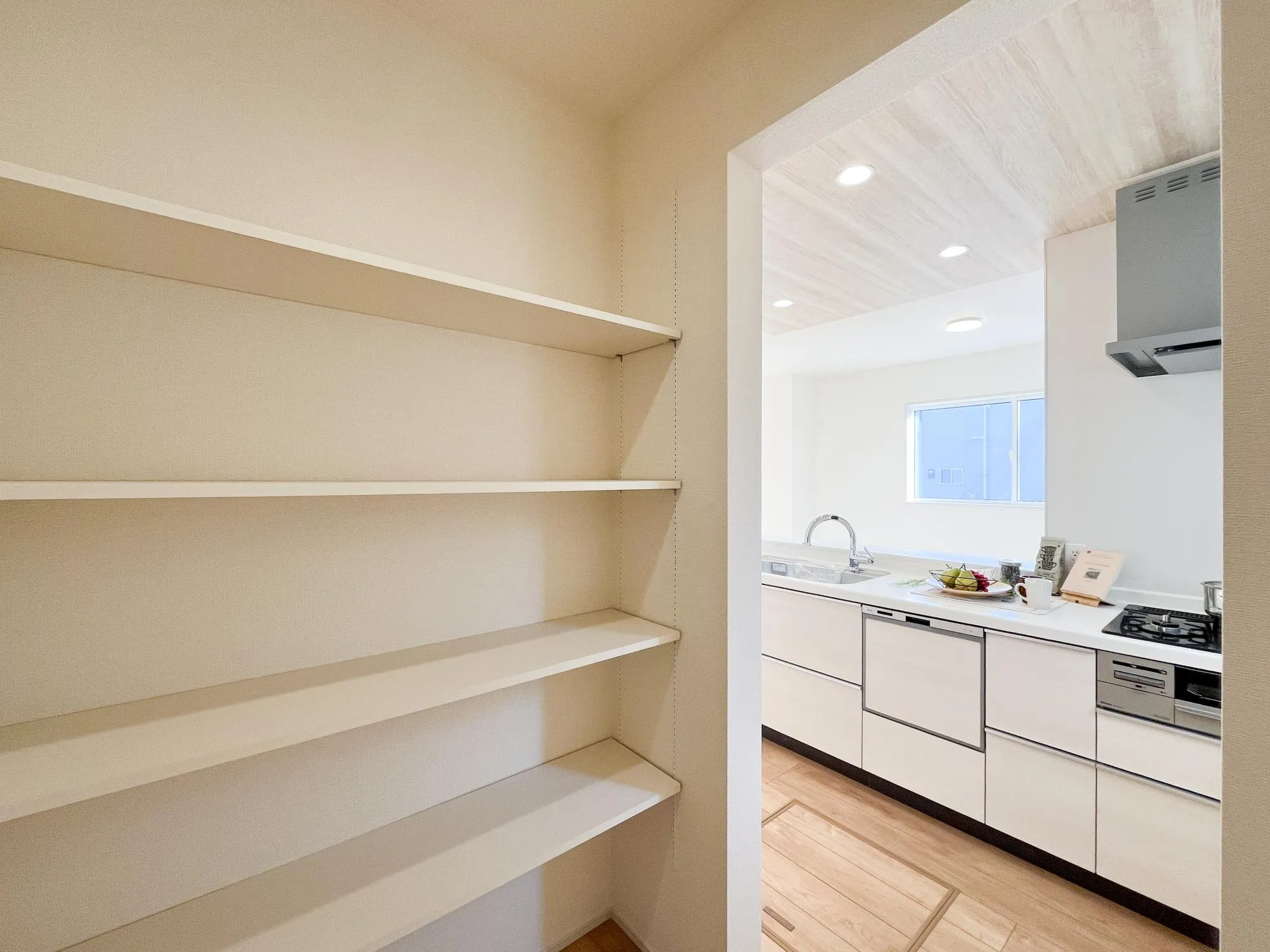 【1号棟　キッチン・パントリー】