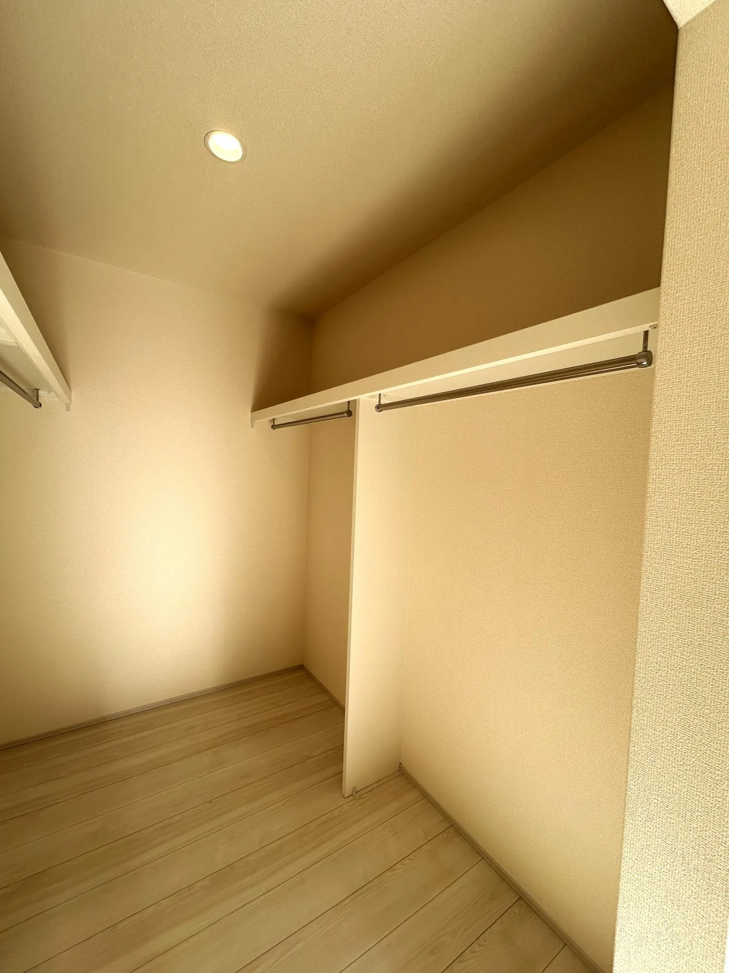【4号棟　2階　洋室8.08帖　ウォークインクローゼット】