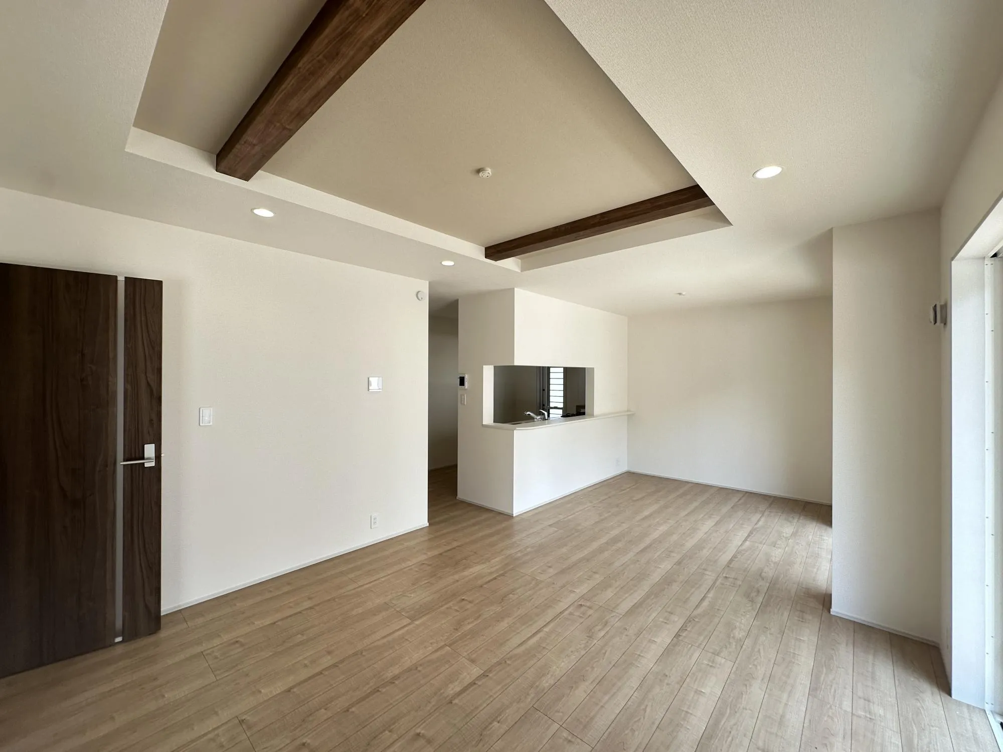 【1号棟　リビング　8月下旬撮影】