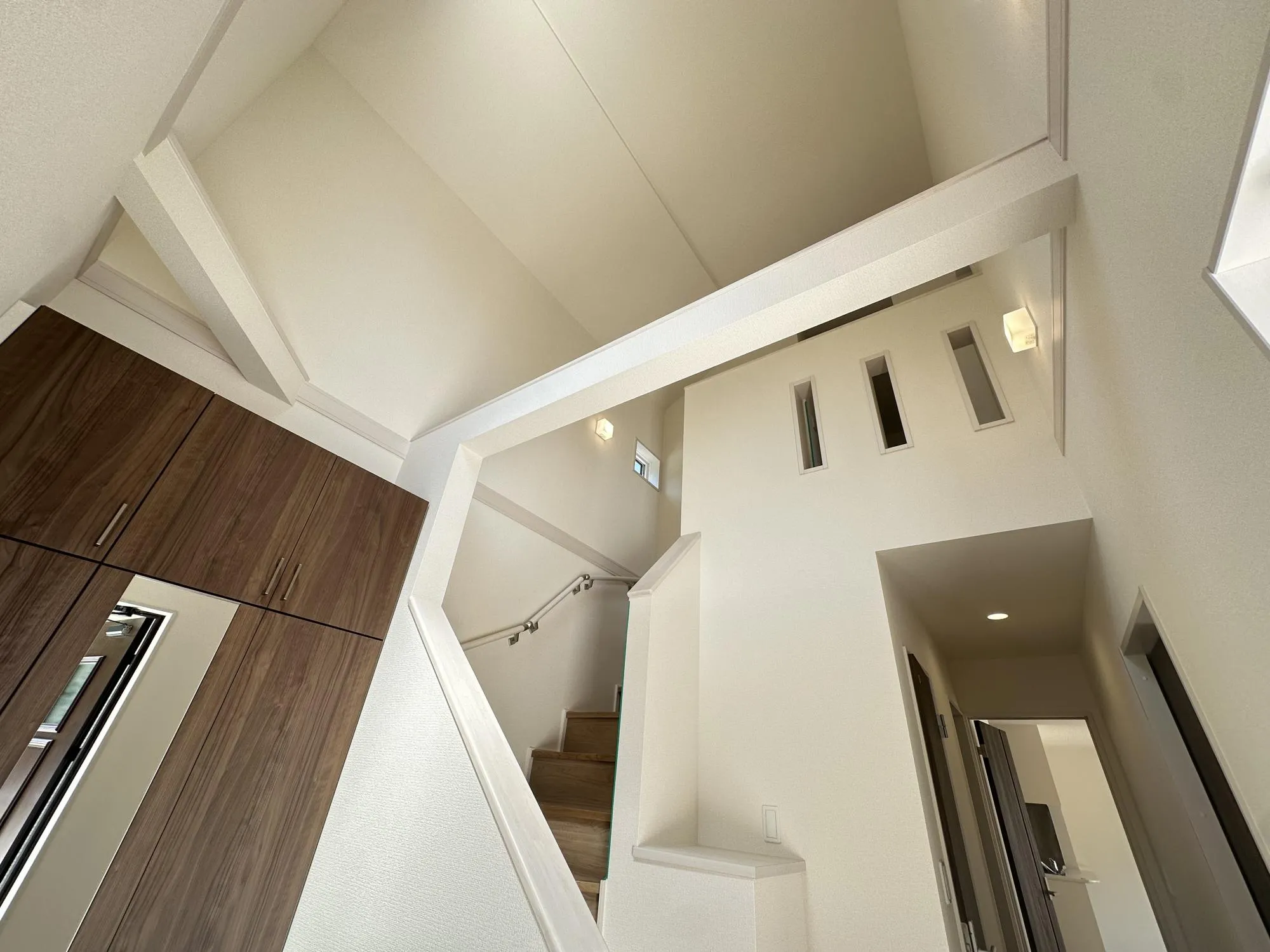 【1号棟　玄関　8月下旬撮影】