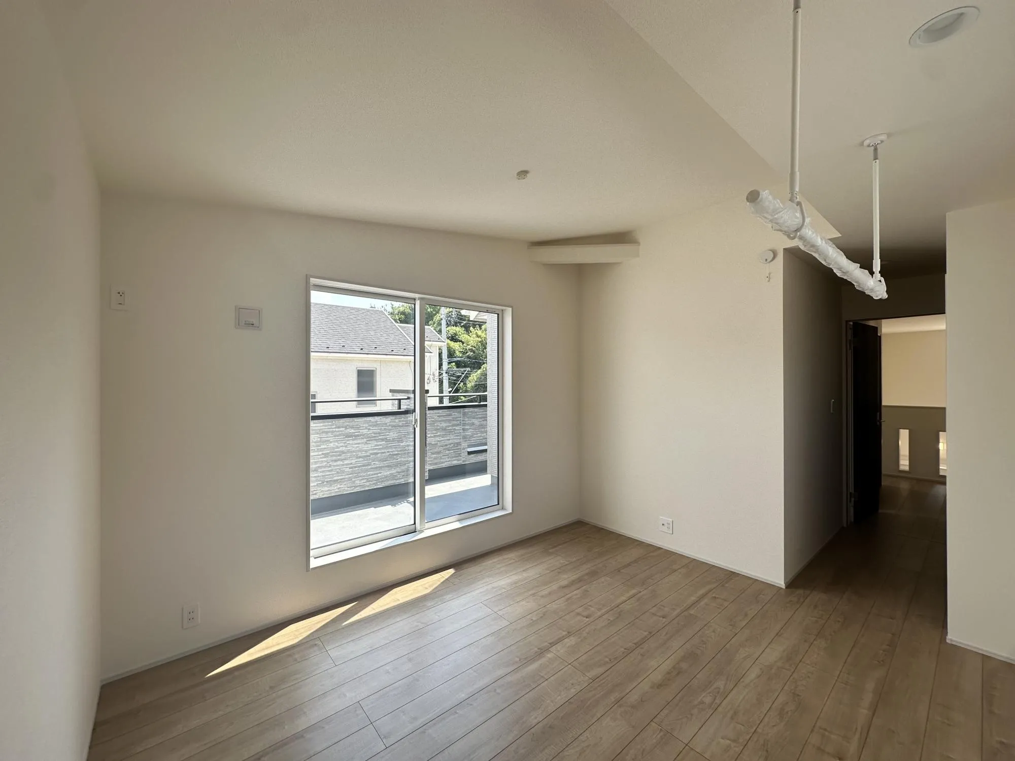 【1号棟　洋室　8月下旬撮影】