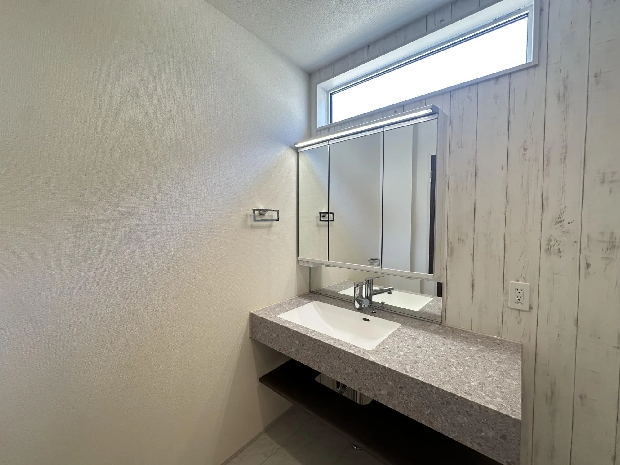 【1号棟　洋室　8月下旬撮影】