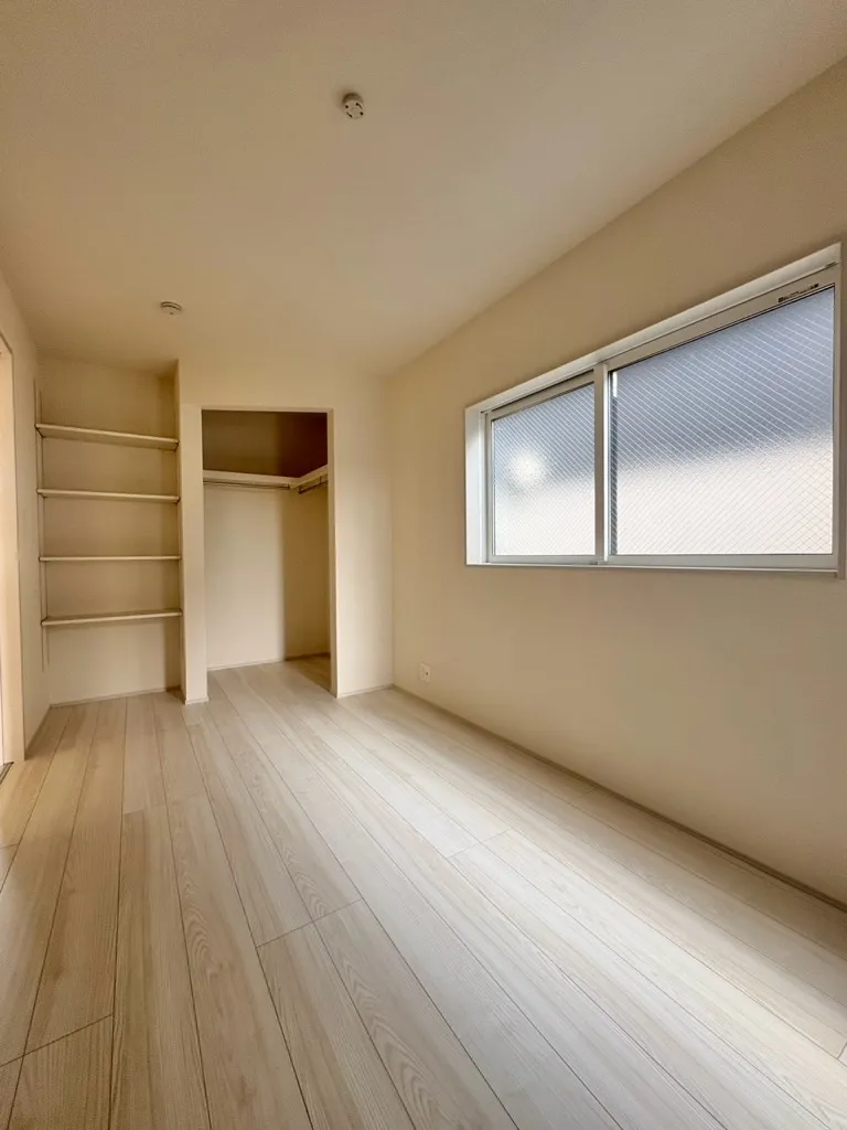 5.62畳洋室①　WICの横にも4段可動棚がございますので、収納が充実しております!