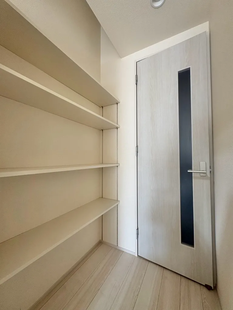 リビングに備え付けの4段可動棚がございます!キッチンの片づけに強い味方です!