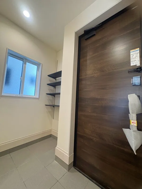 玄関の横には、4段可動棚がございます!ベビーカーを置くにも十分なスペースがございます♪