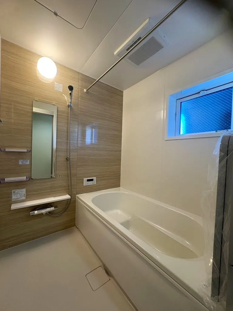 窓のあるユニットバスです!保温浴槽ですので、お湯が冷めにくくガスの節約になります♪
