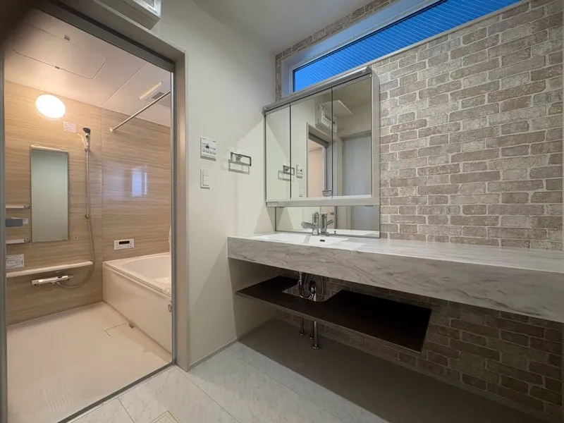 洗面台とユニットバスの色合いもマッチしております♪