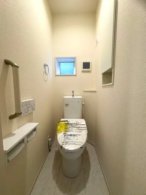 2階トイレ　窓あり!壁面収納あり!
手すりあり!