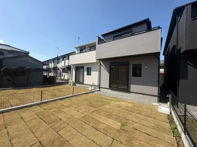 南側約7.4mの広い庭先に天然芝を植えております!夏には青々とした芝生に変わります!