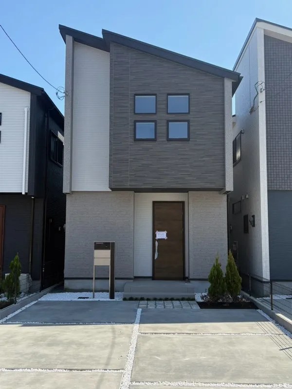 全面道路と自主後退部分を含め、約5mの道路に隣接しており、駐車に自信のない方も楽々です!