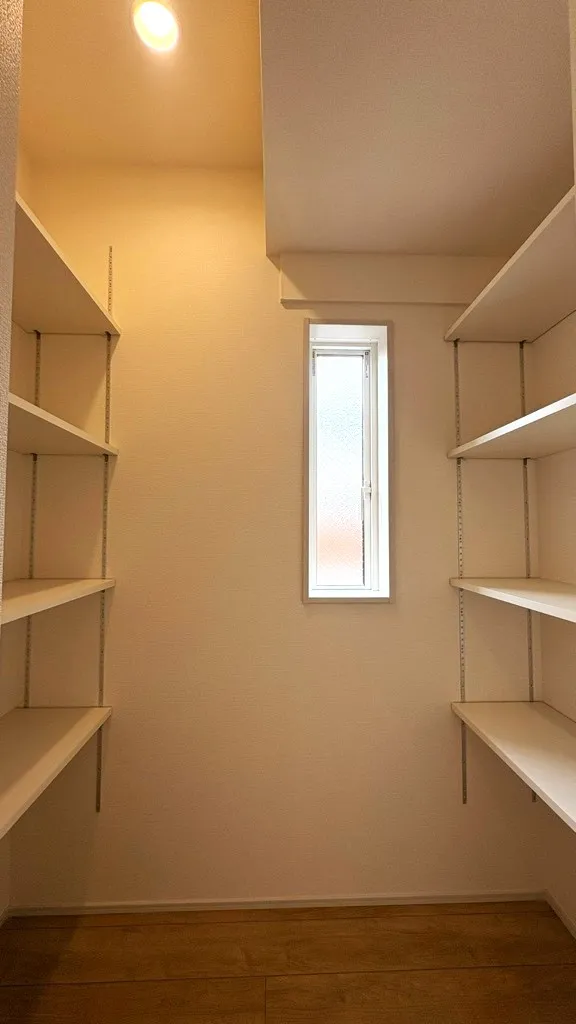 3号棟　LDK　パントリー　両面に4段可動棚を設置し、キッチン　LDKがスッキリ!