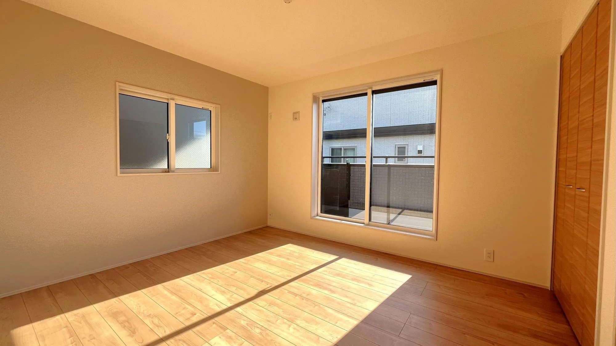 陽当たりの良い主寝室は2つの窓があり通気性も良いです。