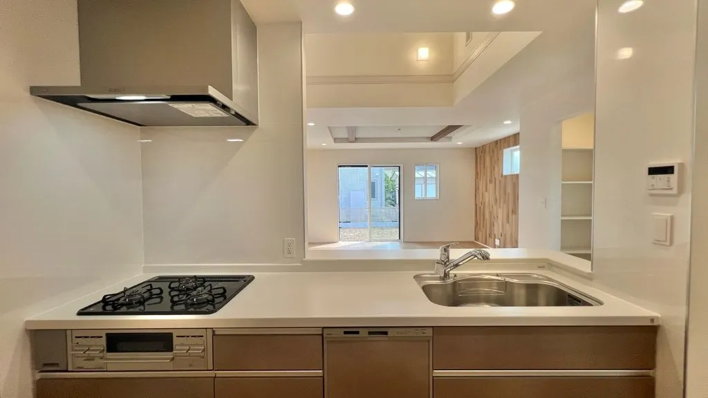 対面キッチンの為、料理をしながらリビングを見渡せるので家族との会話が広がります。