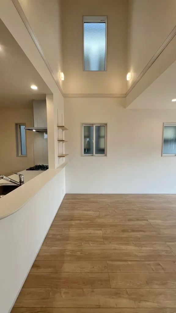 吹抜けのあるリビングはゆとりある空間で明るい陽射しが差込みます