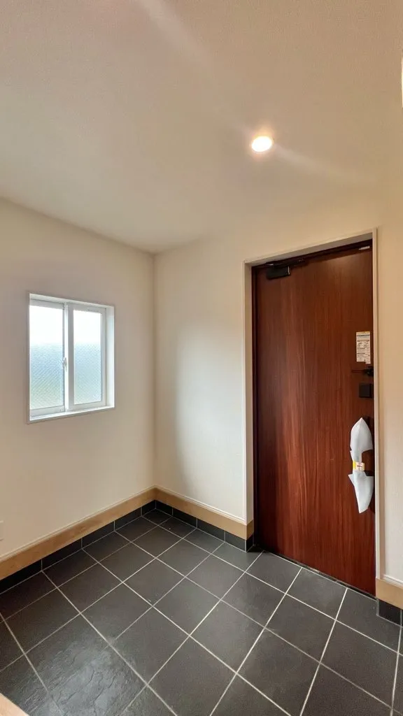 広々とした玄関は、ベビーカー等大きな荷物もらくらく置いておけます。