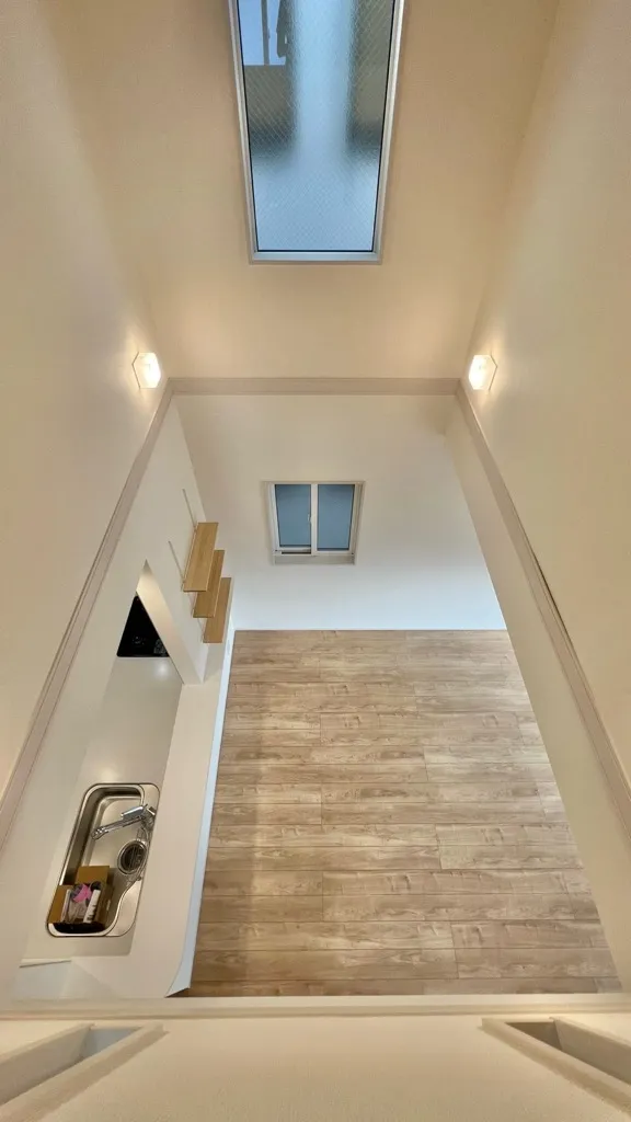 リビングは吹き抜けており2階からダイニングを望めます