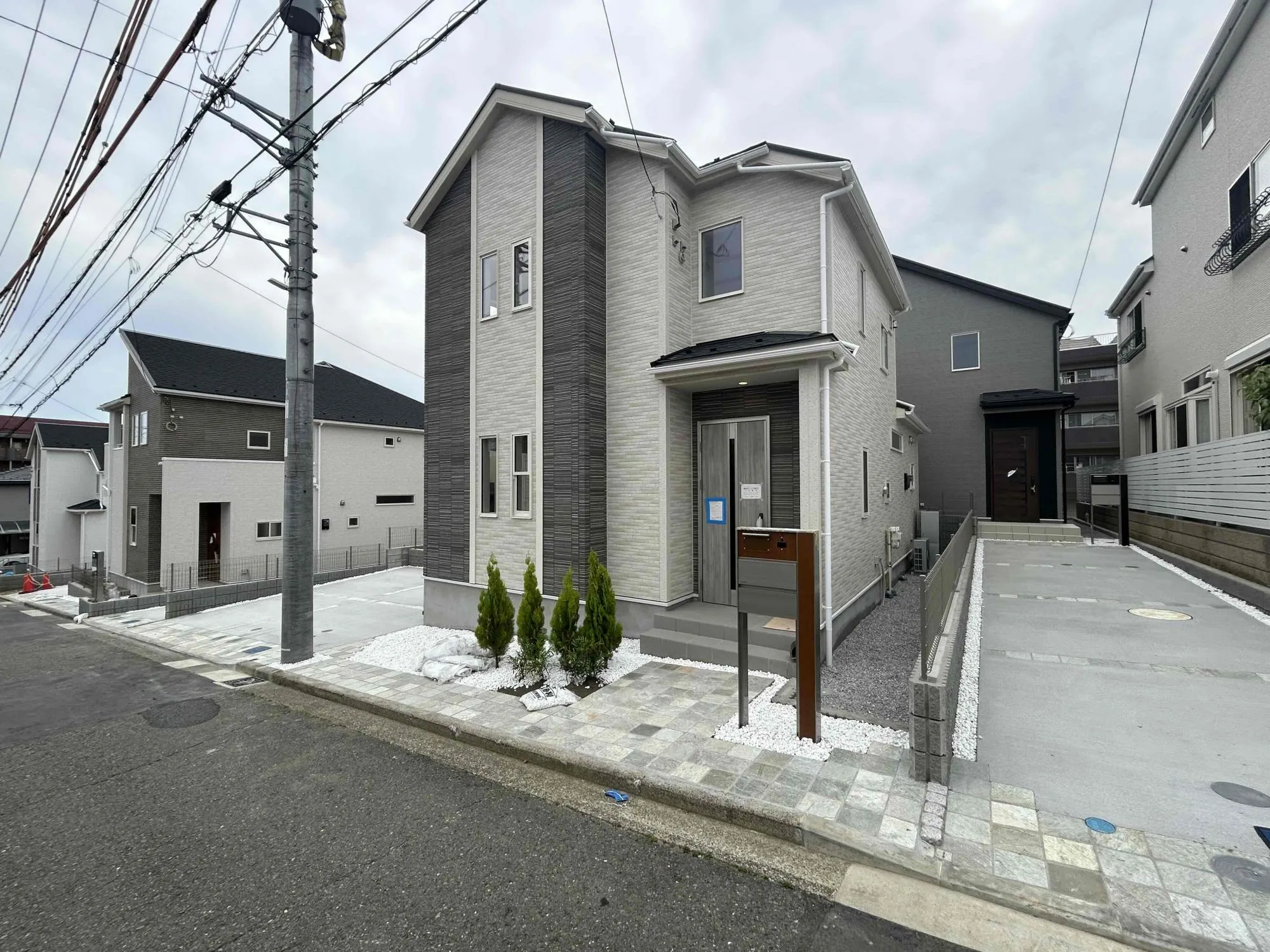 販売現地(R8.6.14)
1~4号棟完全完成致しました!
間もなく全棟完成予定です。
お気軽にお問い合わせください♪