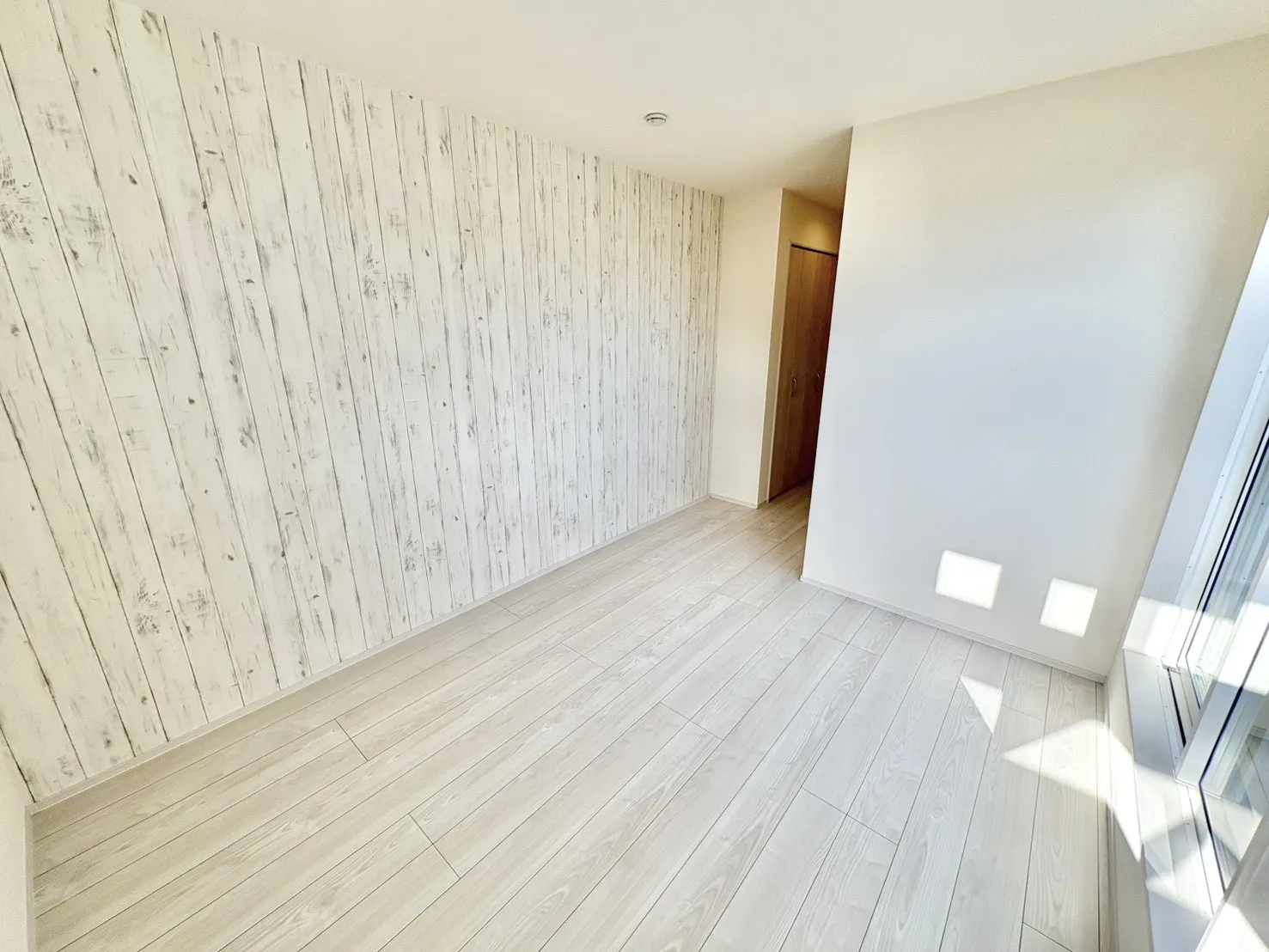 ☆1号棟　南側5.25畳洋室☆