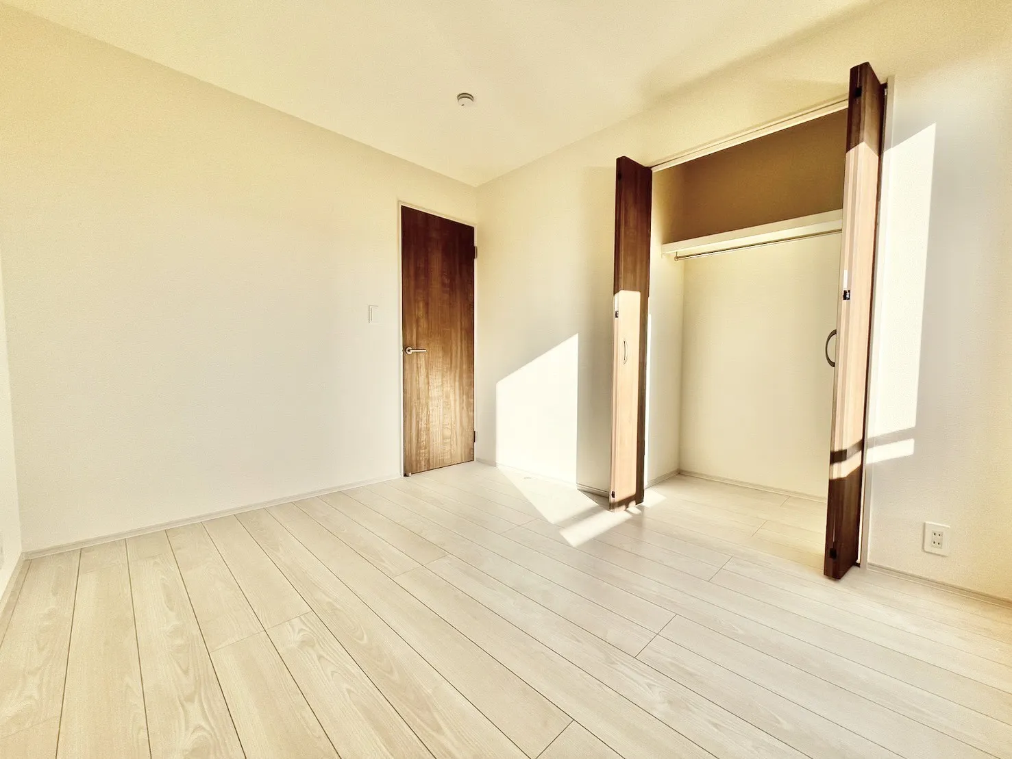 ☆2号棟　南側5.25畳洋室☆