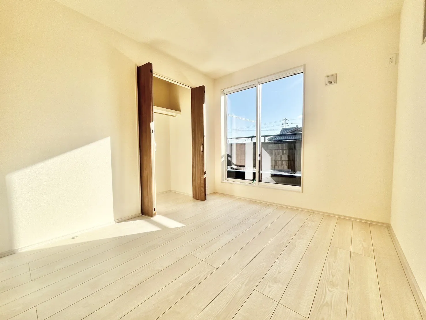 ☆2号棟　南側5.25畳洋室☆